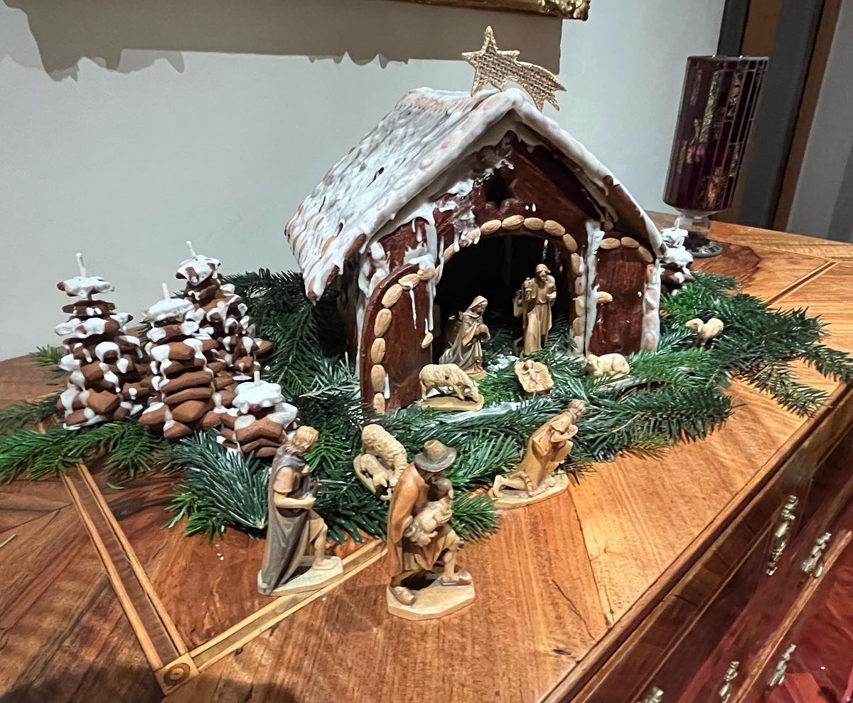 LinhartBMEIA's tweet photo. Frohe Weihnachten mit unserer Lebkuchenkrippe!
#weihnachten #lebkuchen @SilviaLinhart @AustriainDE https://t.co/HhV9kavy5j