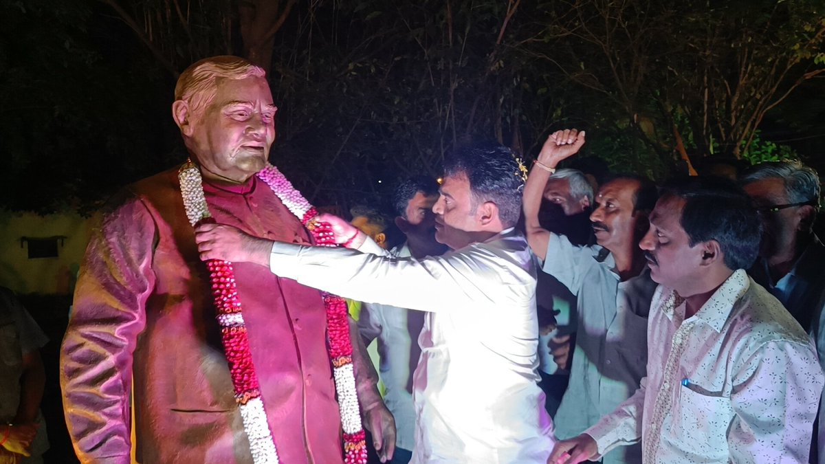 drashwathcn's tweet photo. ಶ್ರೀ ಅಟಲ್ ಬಿಹಾರಿ ವಾಜಪೇಯಿ ಅವರ ಜನ್ಮದಿನದ ಪ್ರಯುಕ್ತ ನಮ್ಮ ಮಲ್ಲೇಶ್ವರದ ಅಟಲ್ ಪಾರ್ಕ್‌ನಲ್ಲಿ ಆಯೋಜಿಸಲಾದ #ಸುಶಾಸನದಿನ ಆಚರಣೆಯಲ್ಲಿ ಪಾಲ್ಗೊಳ್ಳಲಾಯಿತು.

ಹಾಗೆಯೇ, @yogiraj_arun ಅವರ ತಂಡ ಸಿದ್ಧಪಡಿಸುತ್ತಿರುವ ಅಟಲ್ ಜೀ ಅವರ ಕಂಚಿನ ಪ್ರತಿಮೆಗೆ ಗೌರವನಮನ ಸಲ್ಲಿಸಲಾಯಿತು.

#GoodGovernanceMonth #GoodGovernanceDay

1/2 https://t.co/feNNml44v8