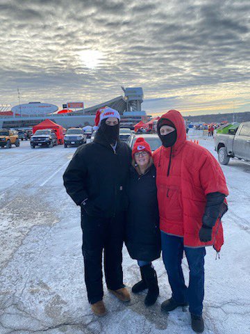 hansen_maximus's tweet photo. Thanks for my gift Aunt Debbie! 🏈🔥🎅🥶🧤🧣🏈 @GregDisco #brotherfromanothermother #arrowhead #gochiefs #ChiefsKingdom #babyitscoldoutside https://t.co/imYIljqNkT