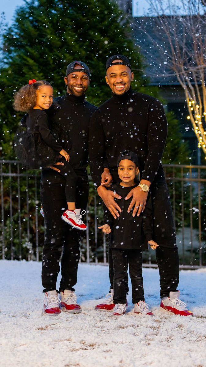 Terrell_Jarius_'s tweet image. Merry Christmas from our family to yours! 🎄🎁