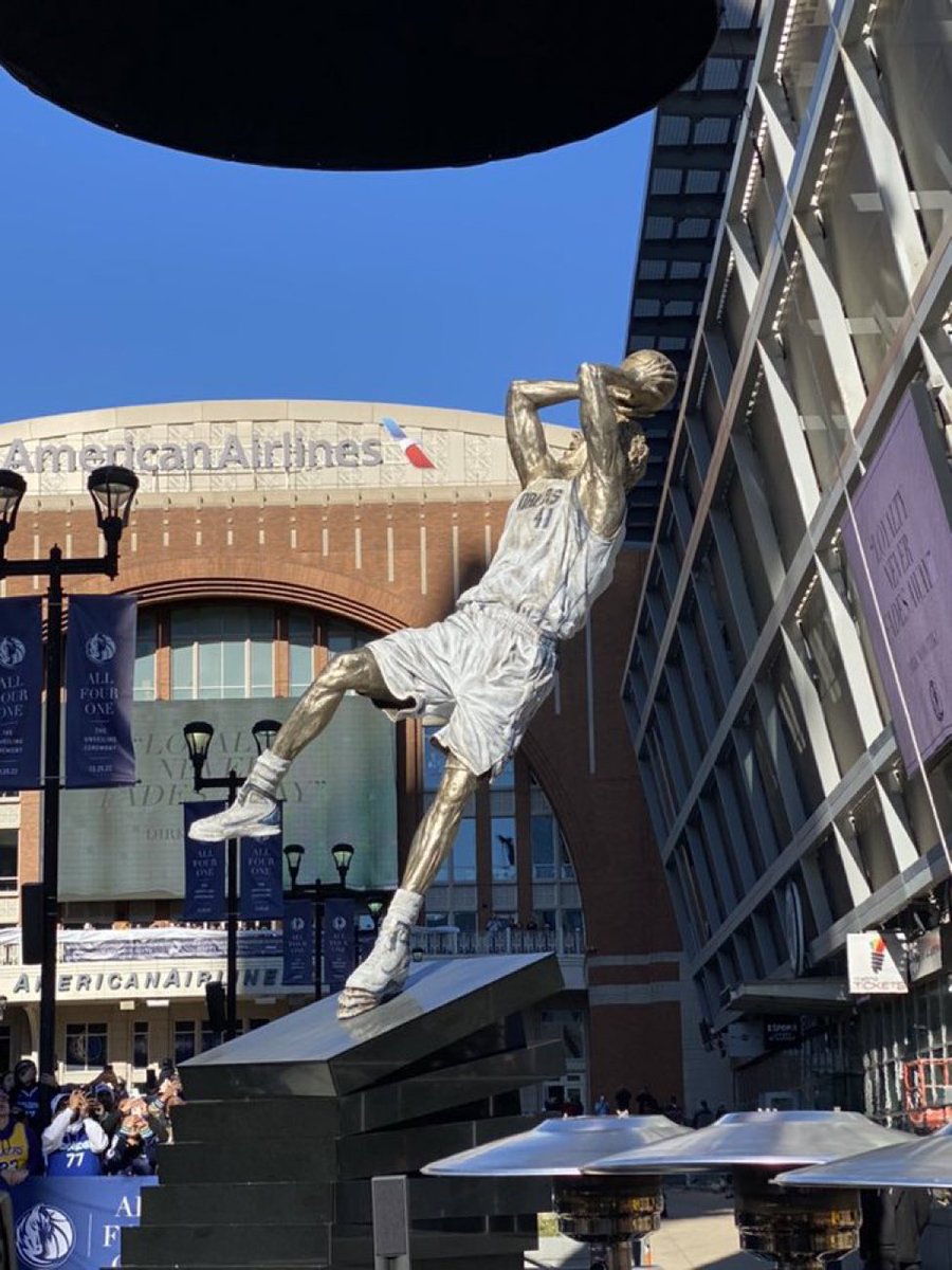 BREAKING: The Dirk statue is revealed. 🔥

(📸 <a href="/GrantAfseth/">Grant Afseth</a>)