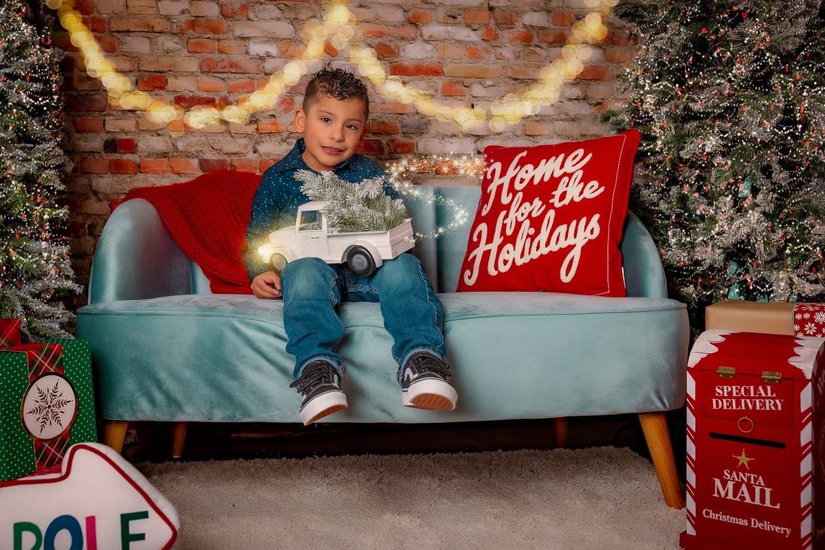 crystalcgar's tweet photo. Merry Christmas from our family to yours! 🎄❤️🎅🏼 #Christmas2022 

📸: @okape_photography https://t.co/yRWFf2pGZ2