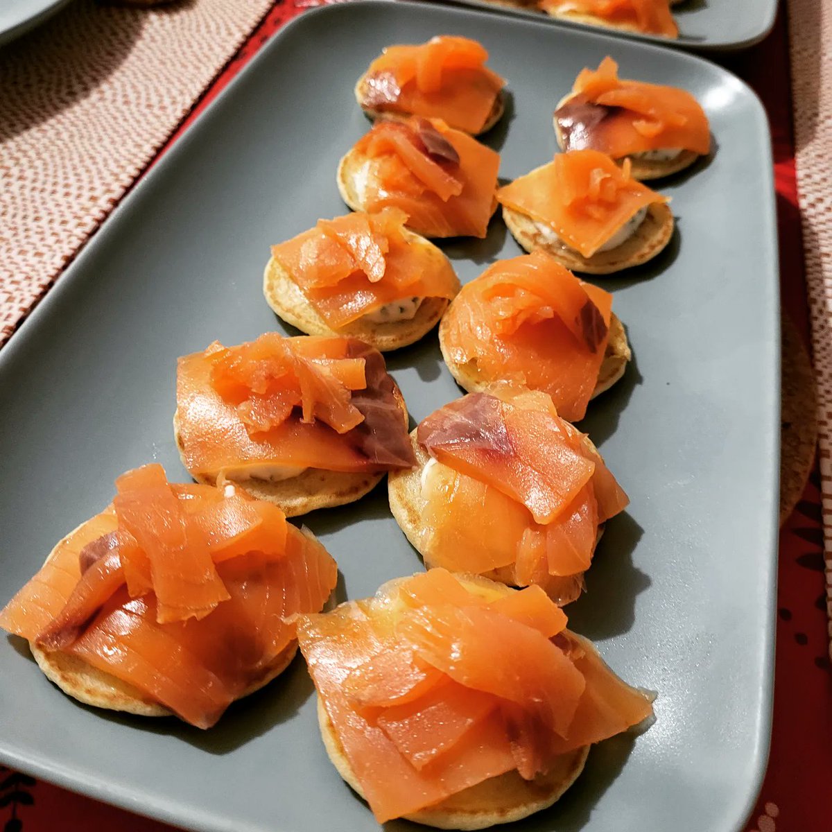 VictorJaunts's tweet photo. Repas de Noël avec MissNoun : saumon fumé sur blinis avec creme fraiche ciboulette ! Miam

#JoyeuxNoel #joyeuxnoel2022 #JoyeusesFetes #Christmas #MerryChristmas #MerryChristmas2022 #Food https://t.co/KiqlaOEPdz