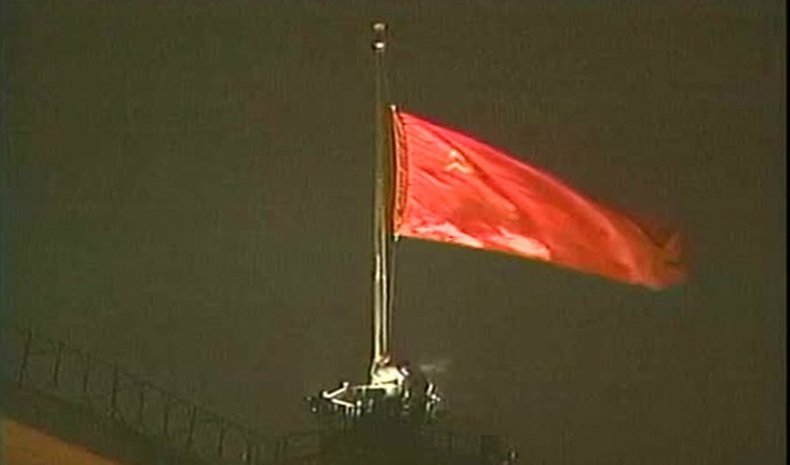 El #25diciembre de 1991 se arriaba la bandera de la #URSS, dando por finalizada la existencia de la #URSS. Con ello desaparecía el primer estado obrero y campesino de la Humanidad y los sueños de millones de personas en todo el mundo. #ProhibidoOlvidar #TenemosMemoria.