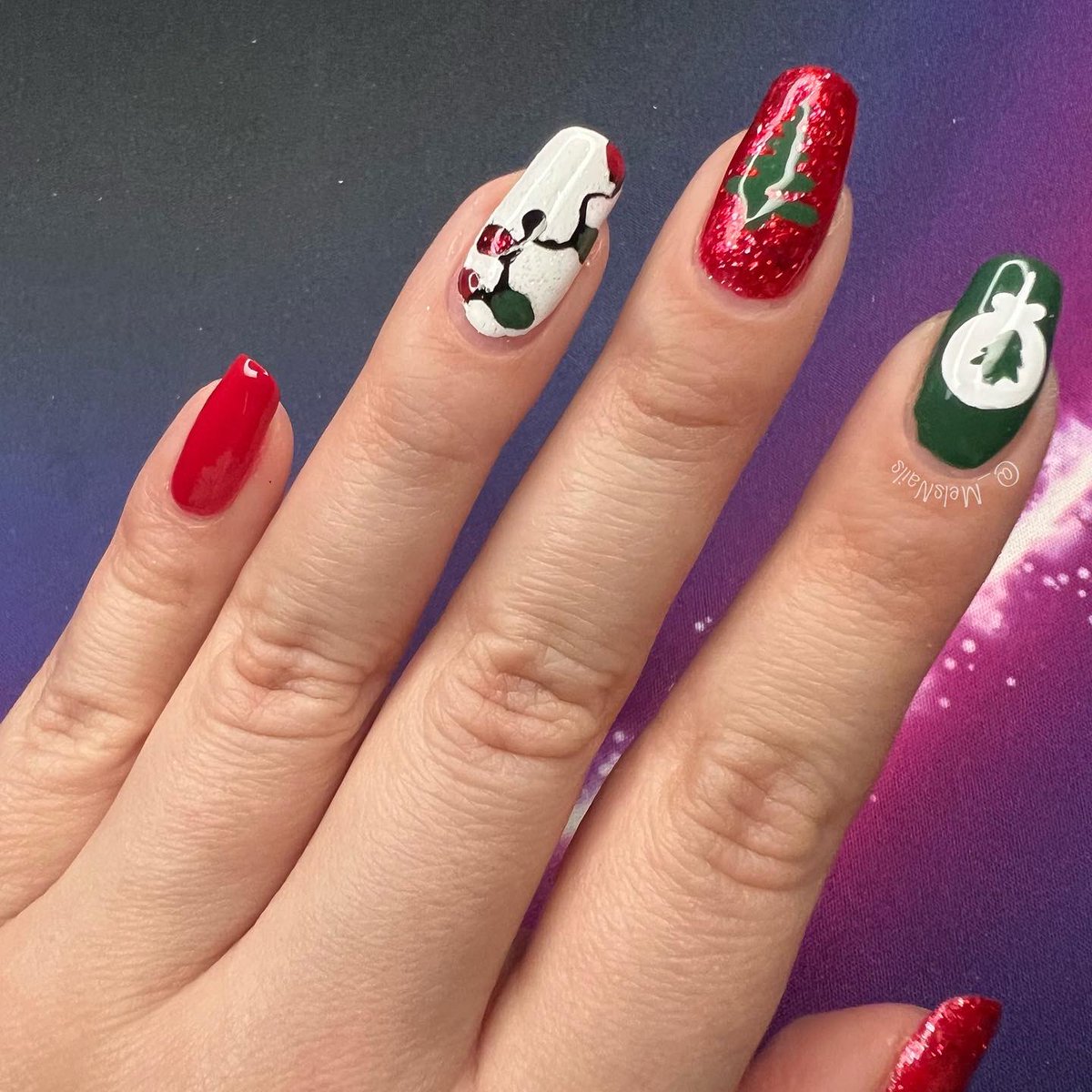 _MelsNails's tweet photo. Merry Cristmas! Happy Holo-days! It’s Nail-mas! 🎄🎅🏻💅🏻 @nailogical
@holotaco #FavoriteSister #Monstera #NotMilkyWhite #LeftOnRed #OneCoatBlack #ScatteredHoloTaco
#HoloTaco #melsnails #NailArt https://t.co/4vKkyu9Cea