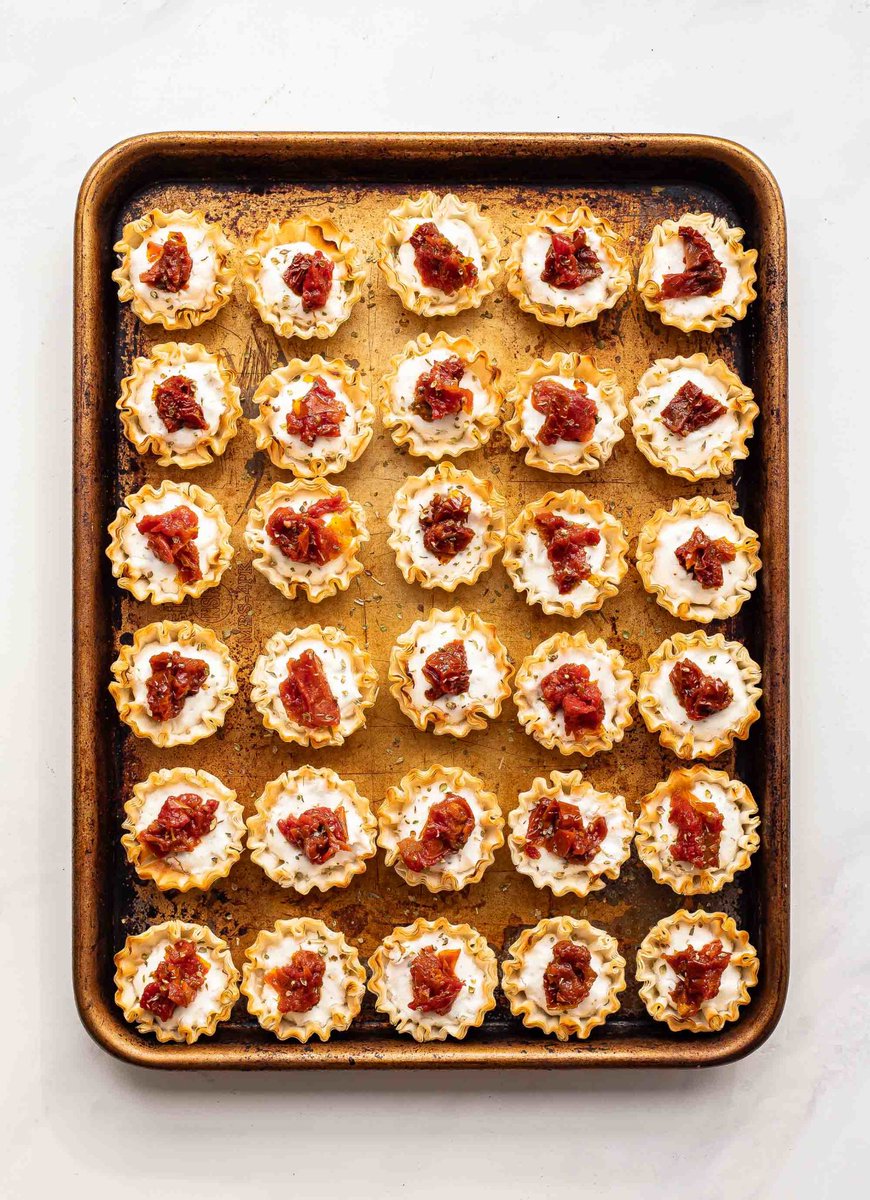 RecipeRunner's tweet image. #AD Sun Dried Tomato Ricotta Bites are so addicting and perfect for New Year's Eve! reciperunner.com/sun-dried-toma… @adamideast #ricotta #appetizer #partyfood