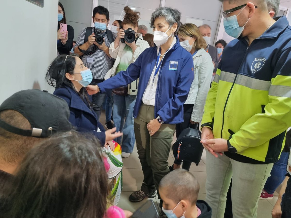 AraosFernando's tweet photo. (1/4) Junto la ministra @ximenaguilera y ministro @GiorgioJackson estuvimos este domingo en Viña del Mar constatando en terreno el operativo oftalmológico del @SSVinaQuillota y @colmedchile para atención de afectados por el incendio https://t.co/Mlf71QTDeX