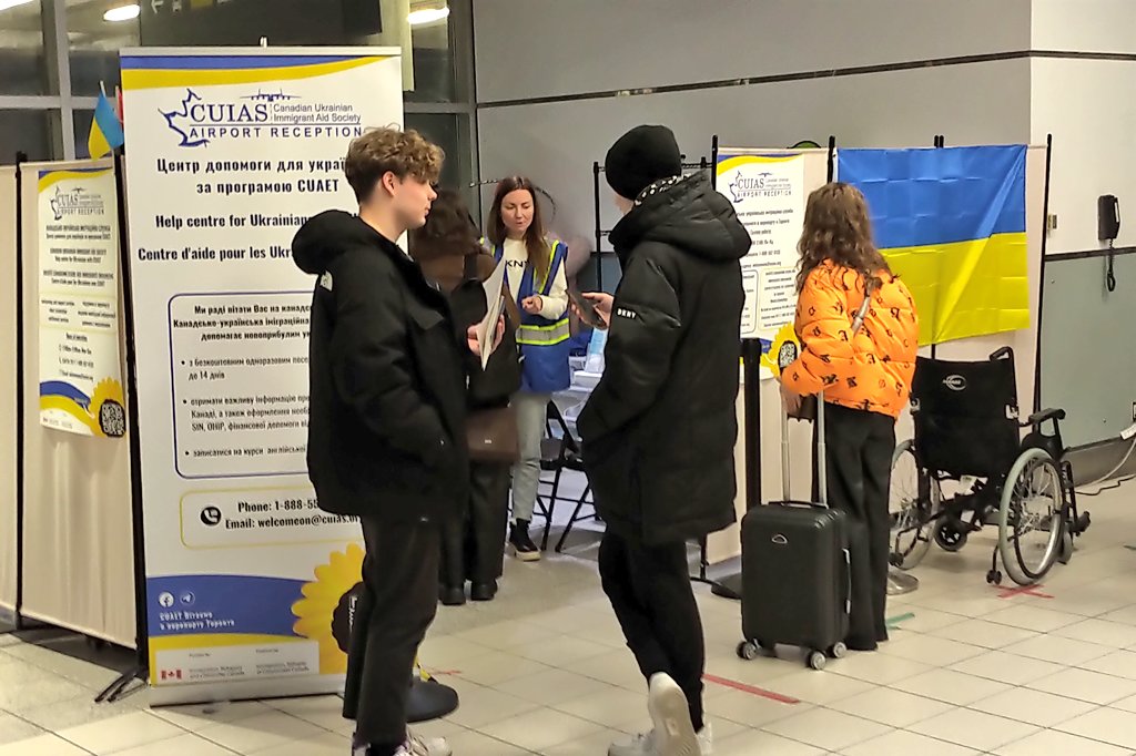 mykpy's tweet photo. Busy day today at the #CUIAS Canadian Ukrainian Immigrate Aid Society Welcome Centre at Toronto's Pearson International Airport Terminal 3.
🇺🇦🛬🇨🇦🎄#YYZ https://t.co/raEOXi4OOQ