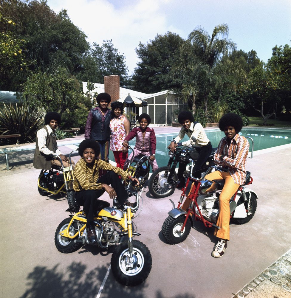 AlexLouderTV's tweet photo. The Jacksons (clockwise left to right: Jackie, Marlon, Tito, Jermaine, and Michael) with their parents Joe and Katherine.
Encino, California 1970.
๐ธ John Olson
#musicpics #thejacksons5 https://t.co/jx2PBQzLm5
