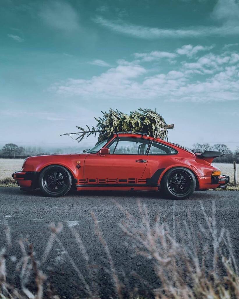 LoweredLife's tweet photo. Deck the halls 🎄
.
.
.
📸 @frankrcassidy #loweredlifestyle 

#porsche #christmas #porsche911 #964 #porsche964 #lowered #santa #fitment #fuch #livelow #stance https://t.co/0fgMfJP0VD https://t.co/9FBAihImQE