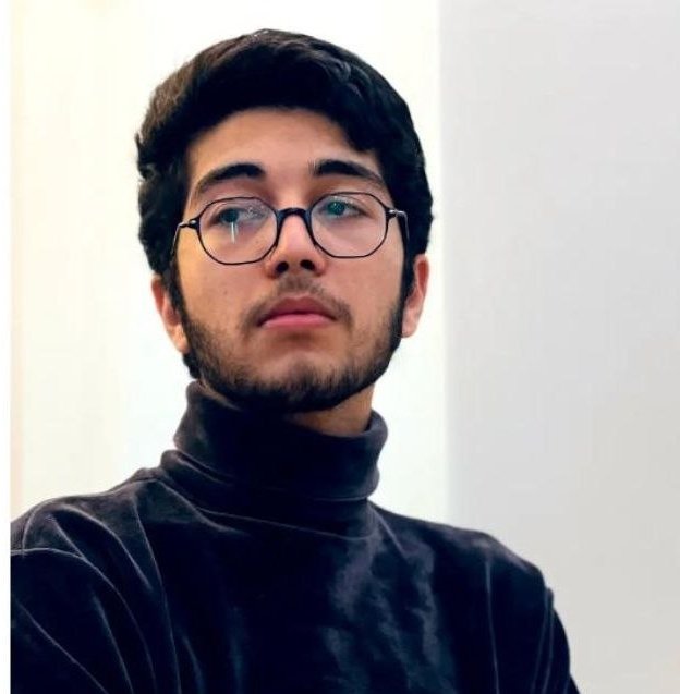 m0bio0's tweet photo. #سعید_حافظی هنرمند اعتراضی بود که نقاشی هاش به شدت وایرال میشد. ۲۲ آبان ماه دستگیر شد و الان دارن براش پرونده سازی میکنن. جونش در خطره، لطفا صداش باشیم
ایشون همون نماد "زن زندگی آزادی" رو  روی پرچم طراحی کرده بودن
#مهسا_امینی https://t.co/zbYCzc69iF