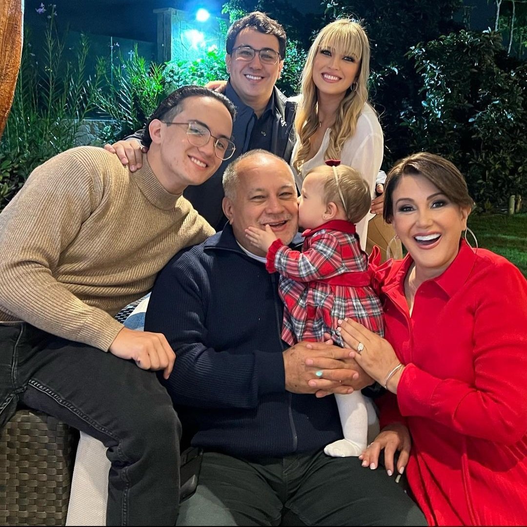 La mayor expresión de AMOR está en esta foto! Le doy Gracias a Dios por mi familia y por el mejor regalo del niño Jesús nuestra Danna! ♥️

Pido qué el niño Dios nos ilumine y bendiga con salud y vida, al igual qué a todos los hogares venezolanos 🙏🏼
