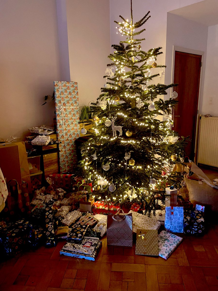 We hadden namen getrokken en gingen het bescheiden houden. 
Realiteit: 3 uur pakjes uitpakken 🤭