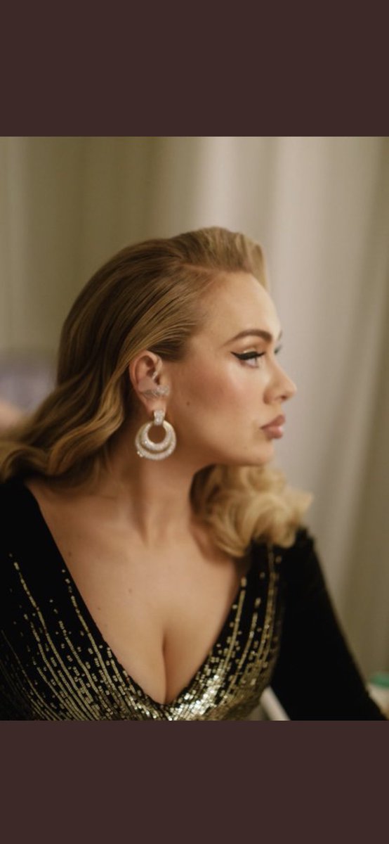 adeleaalwayss's tweet image. her necklace 🤩