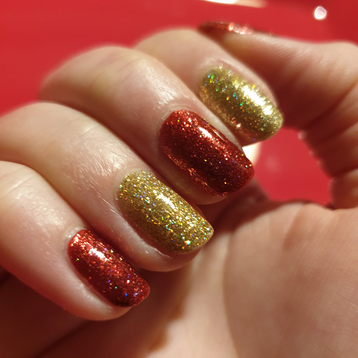 Meltiwan's tweet photo. @holotaco @N_P_Society It's Favourite sister and Frozen Benana with a coat of holo glitter, respectively Naughty list and Gold Play Button ! Merry Cristmas ✨🎁 https://t.co/VsI70chcUS