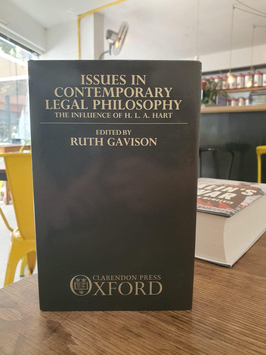 Suele decirse que el debate Hart-Dworkin no es un debate normal o siquiera real, puesto que (aparentemente) Hart y Dworkin nunca cruzaron espadas personalmente.

Eso es mentira, señores! 

Si lo hicieron y esta documentado en este libro editado por Ruth Gavison!

Sale hilo...
