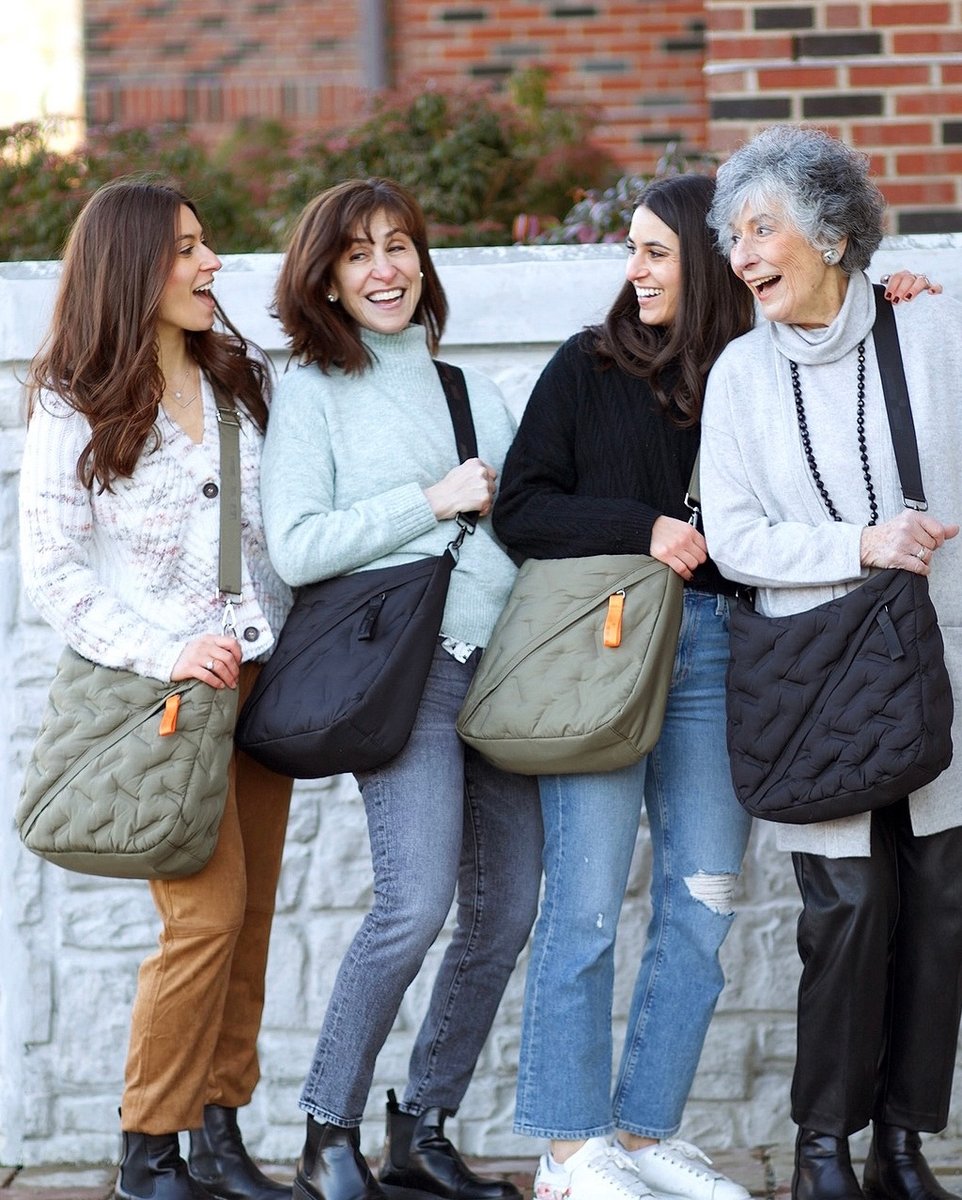 go_dashdot's tweet image. Happy, merry, joyous everything 🎉
❤️From the GDD family to yours ❤️

#godashdot #happy #holidays