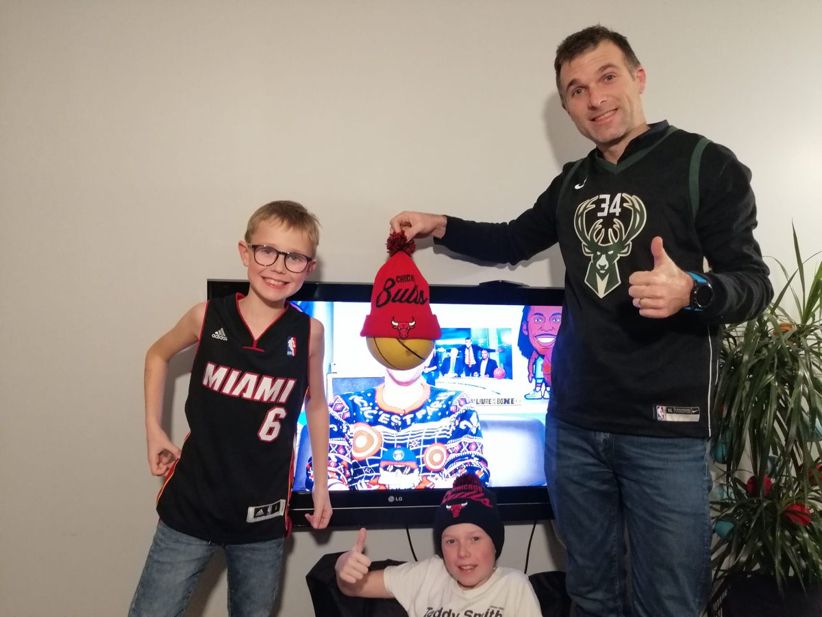 Coucou l'équipe <a href="/NBAextra/">NBAextra</a> sur <a href="/beinsports_FR/">beIN SPORTS</a>
Belle soirée #NBAXmas avec ce match #NBA    bien sympa même si c'est pas les #bucks #bulls ou #Heat. Joyeux Noël #nbaextra