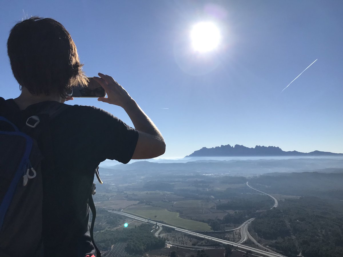 ru_alegre's tweet photo. Quin dia feia amics! ☀️
Un Nadal més, seguint la tradició de pujar al #Collbaix a veure el pessebre del @FemCECB. https://t.co/bwl8eBGyg2
