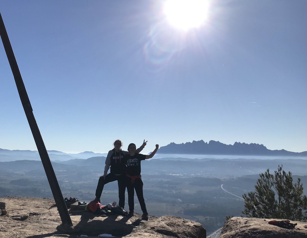 ru_alegre's tweet photo. Quin dia feia amics! ☀️
Un Nadal més, seguint la tradició de pujar al #Collbaix a veure el pessebre del @FemCECB. https://t.co/bwl8eBGyg2