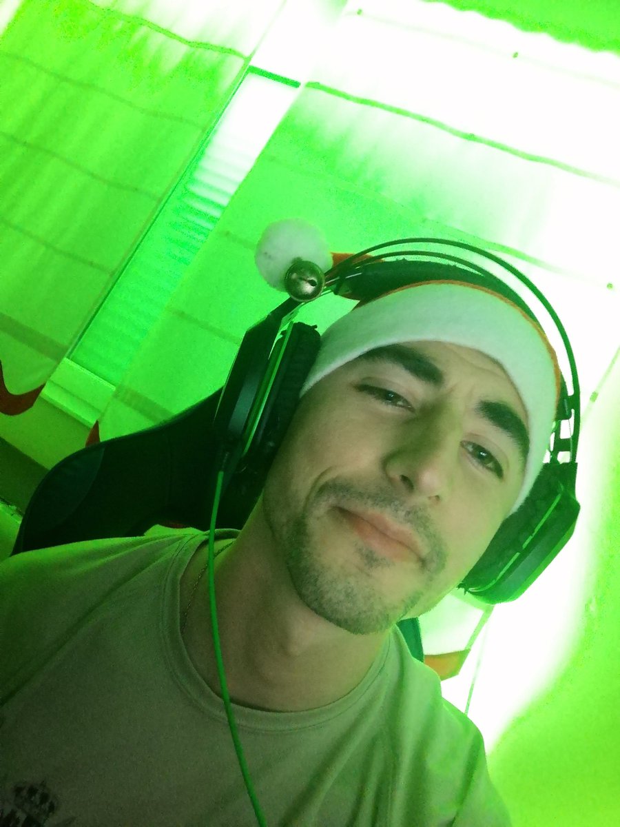lDboyxx's tweet photo. Soy el puto Grinch, es bromi ❤️ Feliz Navidad preciosuras 🎄😘😘 un poco de directito hoy a varios juegos https://t.co/06WBR8O64f https://t.co/RcpM1i3fOI