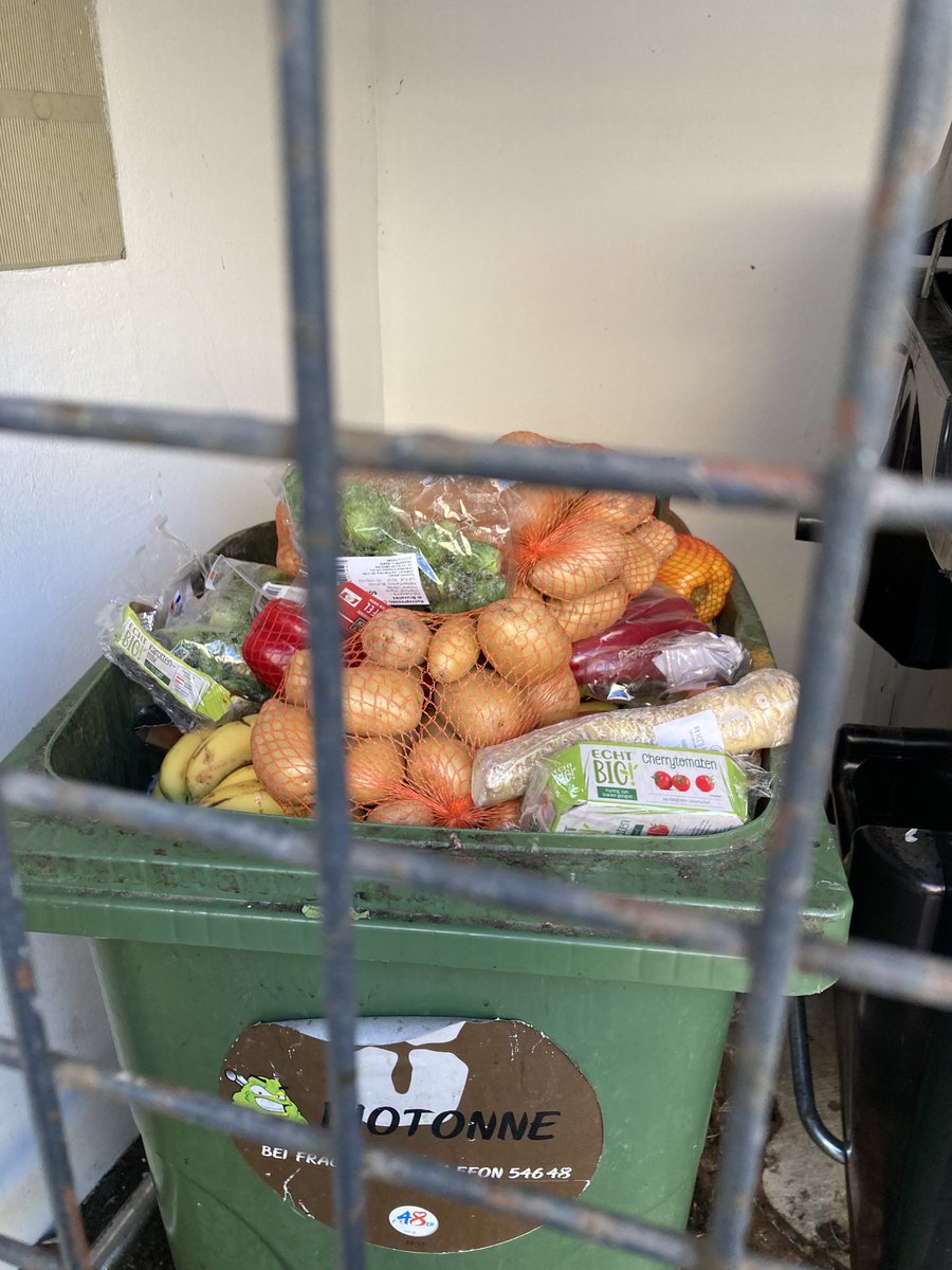 guharrer's tweet image. Am 23. bei einem Supermarkt in meiner Nähe. Da ich mich auch nach 2 Tagen nicht aufhöre zu ärgern, twittere ich‘s. Wie pervers unsere Gesellschaft ist.