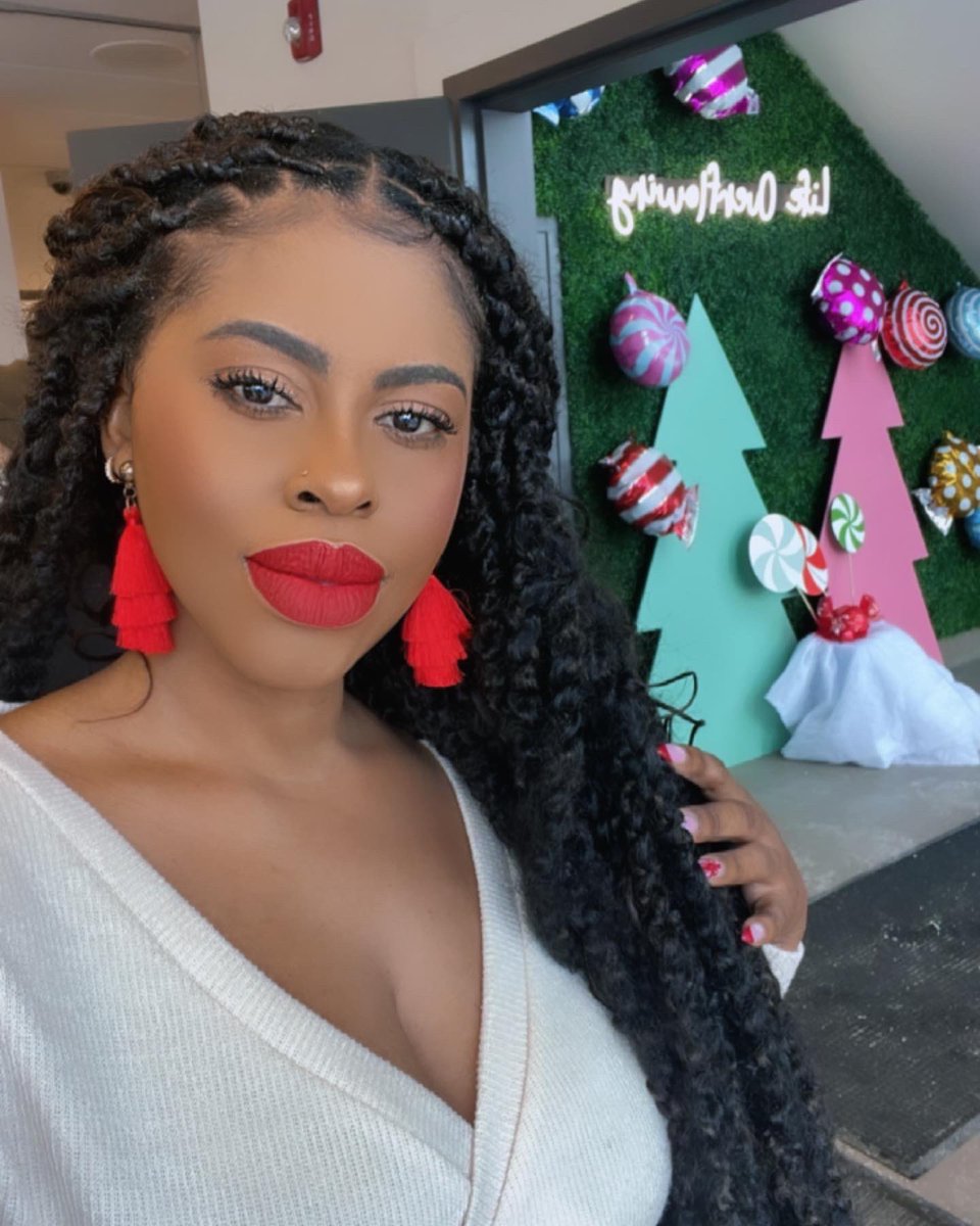 missdeyonce's tweet photo. Beauty, to me, is about being comfortable in your own skin. That, or a kick-ass red lipstick - Gwyneth Paltrow https://t.co/nb96pvXt8k