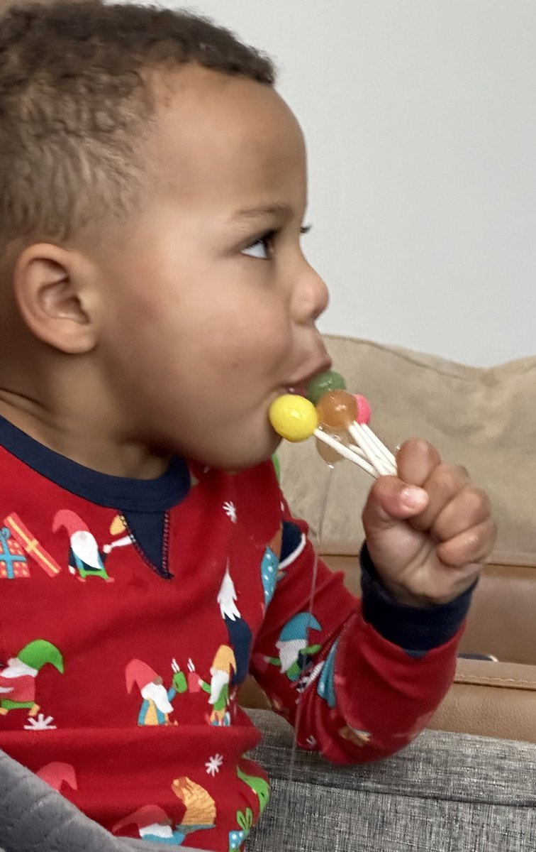 LeonHendrix's tweet photo. Only on Christmas: Enjoy your 5 suckers, son….all at once…. #MerryChristmas #my3sons #dadlife https://t.co/GQlldcl5N2