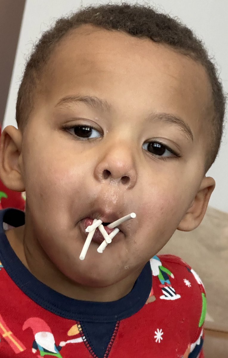 LeonHendrix's tweet photo. Only on Christmas: Enjoy your 5 suckers, son….all at once…. #MerryChristmas #my3sons #dadlife https://t.co/GQlldcl5N2