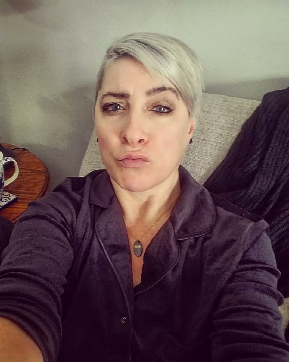 frenchifry's tweet photo. My boyfrand's sister got me black velour PJ'S for Xmas & I have never felt more like the beloved #EdieFalco in my whole entire Italian life.... #Capiche #StrongIsland #MangeMange #TheSopranos #Ayyyyee https://t.co/IVvwtshM7Z