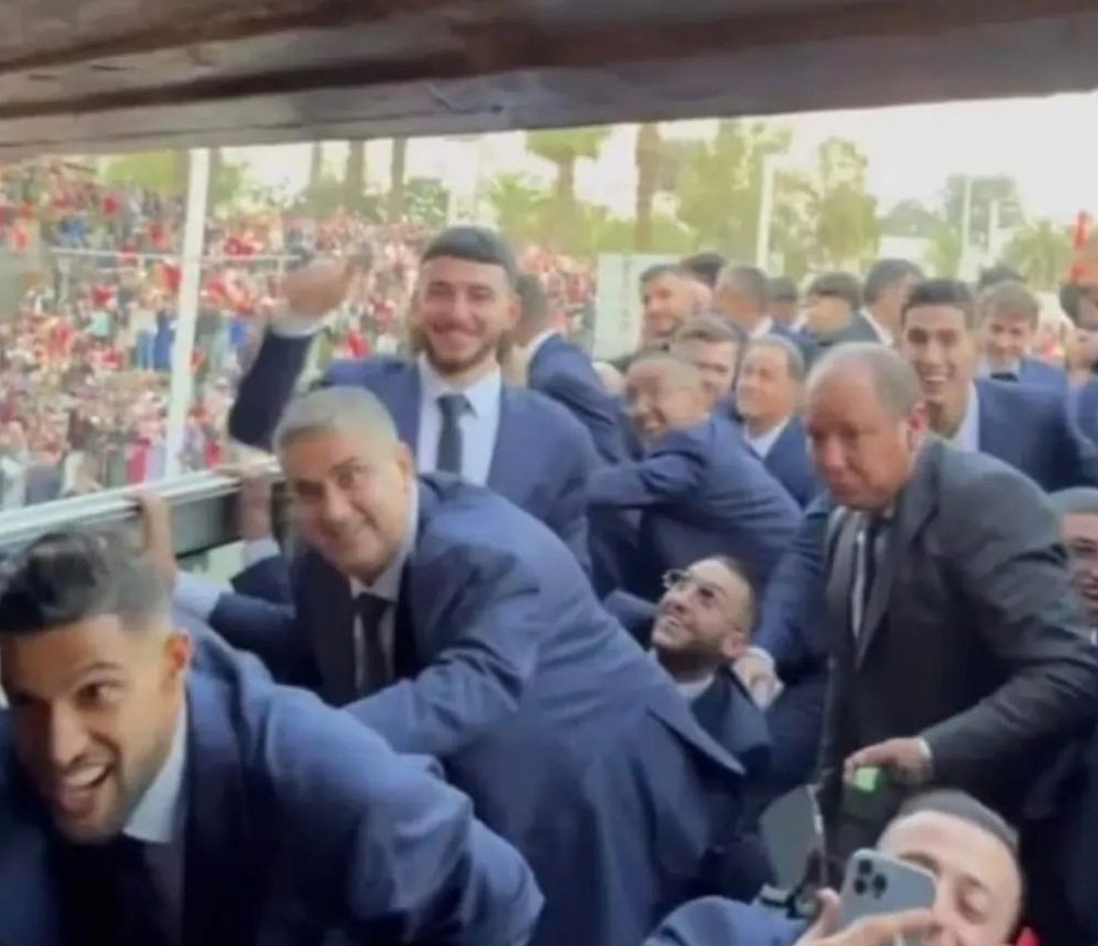 Botolive's tweet photo. كلشي تحنى، الا الياس شاعير، وقف شامخا 😂🇲🇦❤️ https://t.co/RinawEStNi