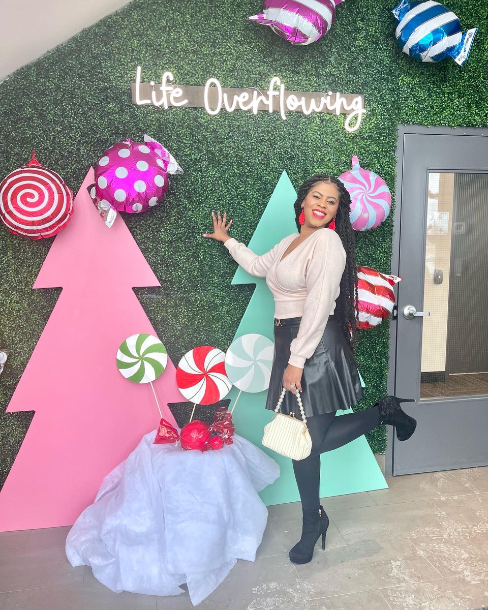 missdeyonce's tweet photo. Dear Santa, this year, all I ask for is a fat bank account and a slim body. Please don’t mix up the two like you did last year💁🏽‍♀️Thanks! #christmas #yyc #calgary https://t.co/ssHEI1rTlh