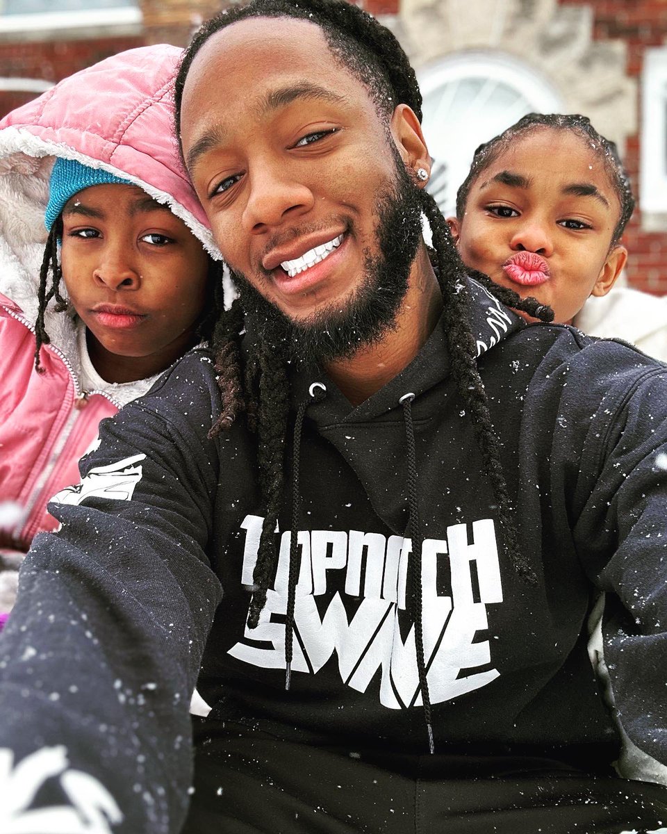 TopNotchSwave's tweet photo. Merry Christmas from us to y’all 💕🎄 #Goddaddy #goddaughters https://t.co/LPOBnwjZOH