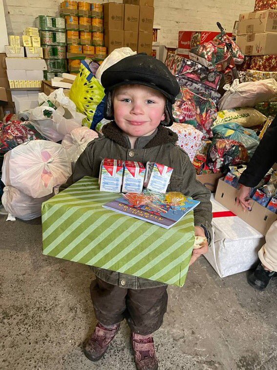 4-year-old Oleksii from Sloviansk became an orphan this year.

He is now celebrating his first Christmas with his grandparents.

🇺🇦