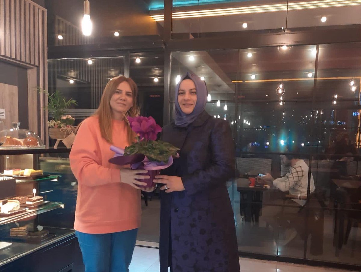 arzukepenekk's tweet photo. Kızılay Çekmeköy Yönetim Kurulu üyesi Nazlı hanımının yeni açmış olduğu işyerini ziyaret ettik. 

Hayırlı olsun diliyor, Esnaflarımıza bol bereketli kazançlar diliyoruz. 

#2023YolundaBiriz
#BirlikİradeZafer https://t.co/VIQmXGm85p