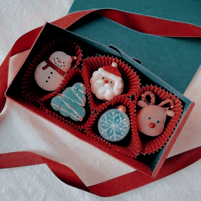 ᅠᅠ
ᅠ  
ᅠᅠ
⠀⠀  ❝  𝐌𝐄𝐑𝐑𝐘  𝐂𝐇𝐑𝐈𝐒𝐓𝐌𝐀𝐒  .ᐟ 
ᅠᅠ
ᅠ  
ᅠᅠ
━━Feliz navidad, linda. Pásala bien. 

@ROLLlNGWHEELS