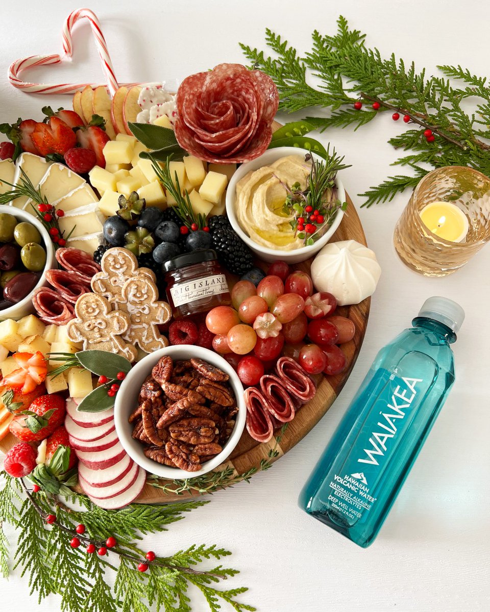 waiakea's tweet photo. Mele Kalikimaka from our 'Ohana to yours 💙 

📸 Ohana Picnics https://t.co/xxpbK4n0dL