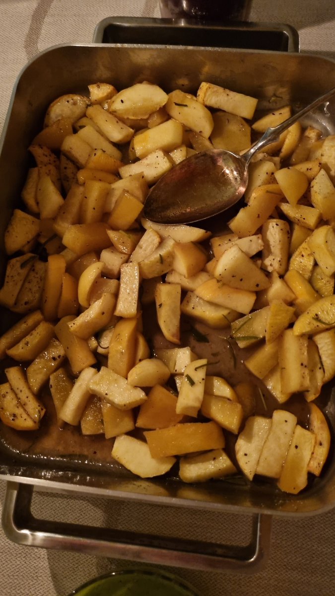 <a href="/kasvistieto/">Kasvistieto Oy</a> @HenriAlen <a href="/MarkusVinnari/">Markus Vinnari</a> <a href="/ViljaKirsi/">Kirsi Viljanen 🇫🇮💗🇺🇦</a> @maajakotitalous Hyvää joulua ❤️🎁🎄
#nauris pääsi joulupöytään ja ihanalta maistui!
#hunajanauriit
Nopea ja näppärä - vahva suositus. ARVOSTAN: kaupassa oli tarjolla ja voi miten mehukkaita ja raikkaita! #kiitosviljelijälle