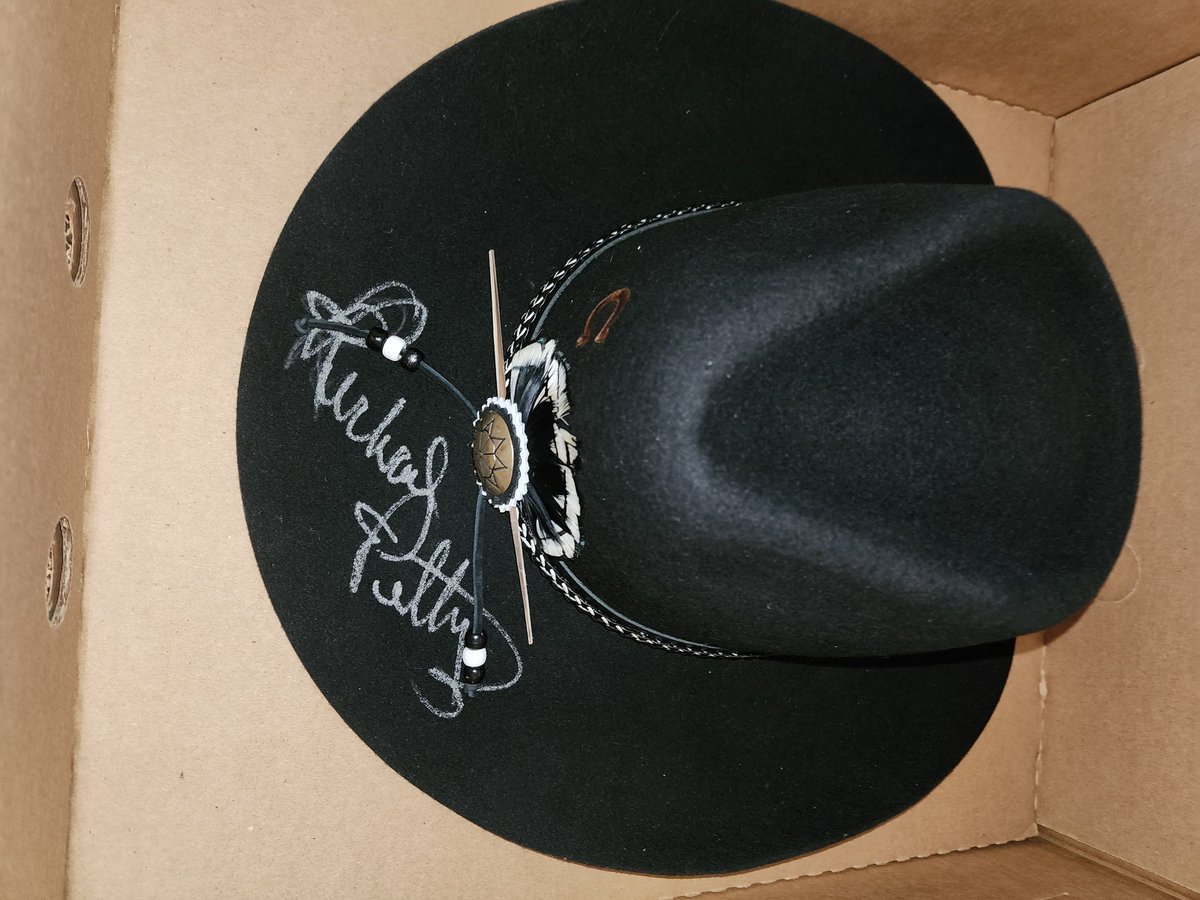 BobWilmouth's tweet photo. Merry Christmas to me, Charlie 1 Horse signed by the King. https://t.co/kE0K0FCsUL