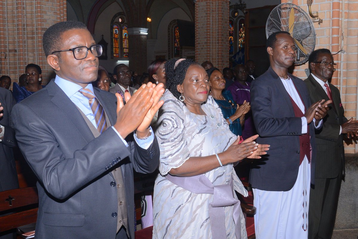 BugandaYouthC's tweet photo. Kamalabyonna mmisa agikwatidde mu Lutikko e Lubaga n'ajjukiza Gavumenti eya wakati obukulu bw'okuwa Buganda n'ebitundu ebirala federo okukola ku nsonga zaabyo. Mmisa ekulembeddwa Ssaabasumba Paul Ssemogerere. 

Abakulembeze b'abavubuka basabidde mu bitundu eby'enjawulo /1 https://t.co/D9EhM7Yaty