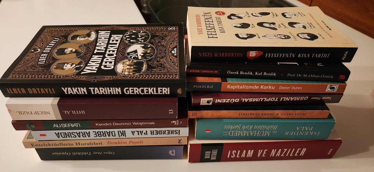 Kütüphanemde bulunan 13 kitabı takibe alan ve retweet 13 kişiye gönderecegim kargosuda benden olsun. Salı akşamı adresleri isterim.