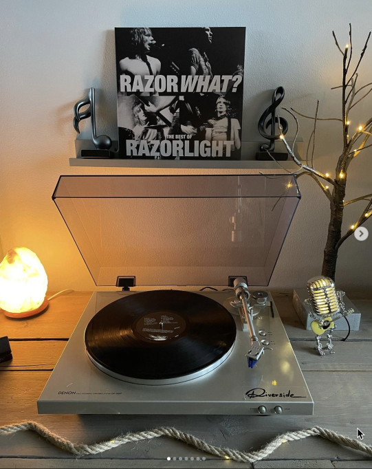 Razorlight's tweet photo. We’ve loved the pictures you’ve taken of ‘RazorWhat?’ out in the world living its best life…Thanks for sharing, we hope you've having the best cozy weekend.
Feat: Erik Kuiper, James Peter Lawton, @emerym1 and @lowportmusic
#Razorlight
#Razorwhat
#razorwhatrazorlight https://t.co/MfS4rg40Gu