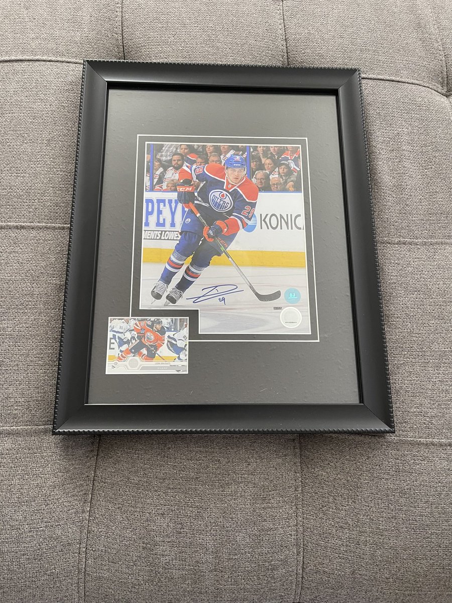 CoryFoss2's tweet image. Christmas Giveaway!

Todays giveaway is this AJ authenticated Leon Draisaitl auto frame. 

Simply retweet to qualify! Winner decided December 28, 2022! 

Merry Christmas 🎄