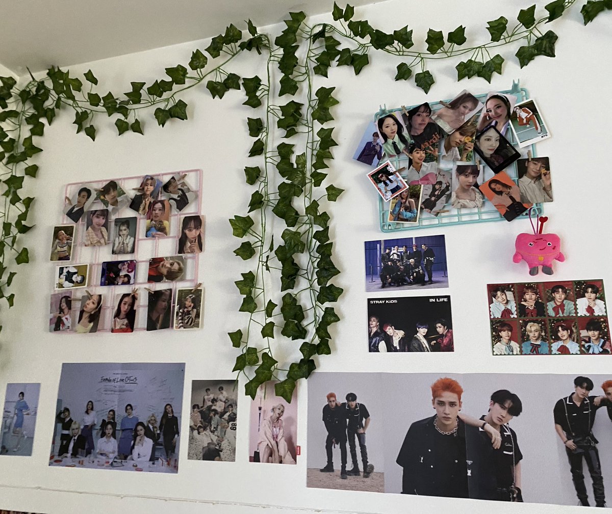 meowjikseu's tweet photo. #reorganized photocard wall <3 https://t.co/y2lUJfqaWG