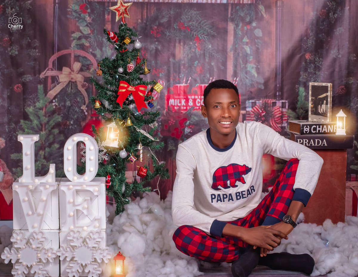 HarjeyJoseph's tweet photo. Merry Christmas from The Ajewoles 🎄

#MerryChristmas
#Pyjamas
#ChristmasPhotoShoot https://t.co/ZgbLTXvsM3