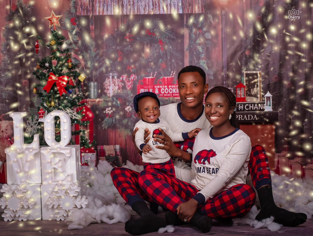 HarjeyJoseph's tweet photo. Merry Christmas from The Ajewoles 🎄

#MerryChristmas
#Pyjamas
#ChristmasPhotoShoot https://t.co/ZgbLTXvsM3