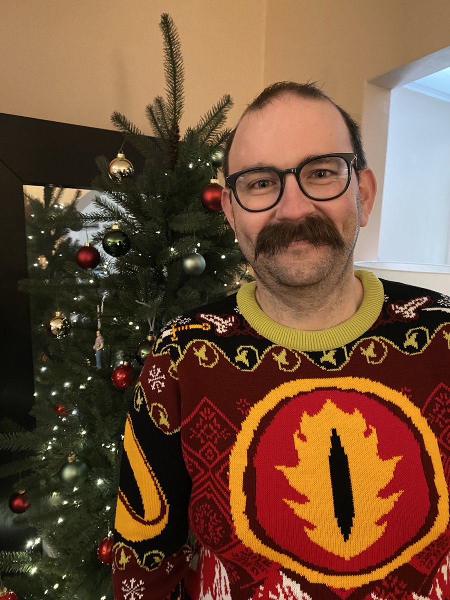 TheWoolyHulk's tweet photo. The One Sweater To Rule Them All

Merry Christmas and Happy Holidays https://t.co/LELMQu9Foo