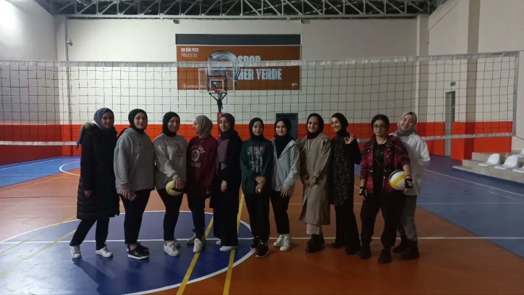 Spor faaliyetleri kapsamında hanım arkadaşlarımız voleybol oynayarak pazar gününü noktaladılar 🏐
 Yaklaşan finaller öncesi moralimizi en güzel şekilde depoladık💪🏆
Kampüsün sesi olmaya devam ediyoruz
#seninyerinuniak