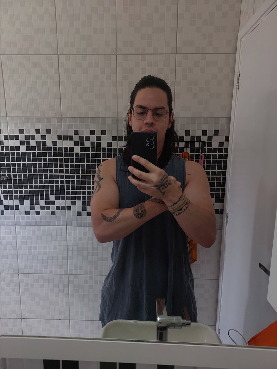 costabot_'s tweet image. 1: com uns 78kg (Nov 2021) voltando a treinar depois de quebrar o úmero

2: com uns 87kg, voltando a treinar depois da segunda cirurgia para tirar a placa (Set 2022)

3: com 85kg, tirei hj só para postar

Tentei pegar fotos com poses parecidas 

Não sei se #Crescemos✅ mas tá bom