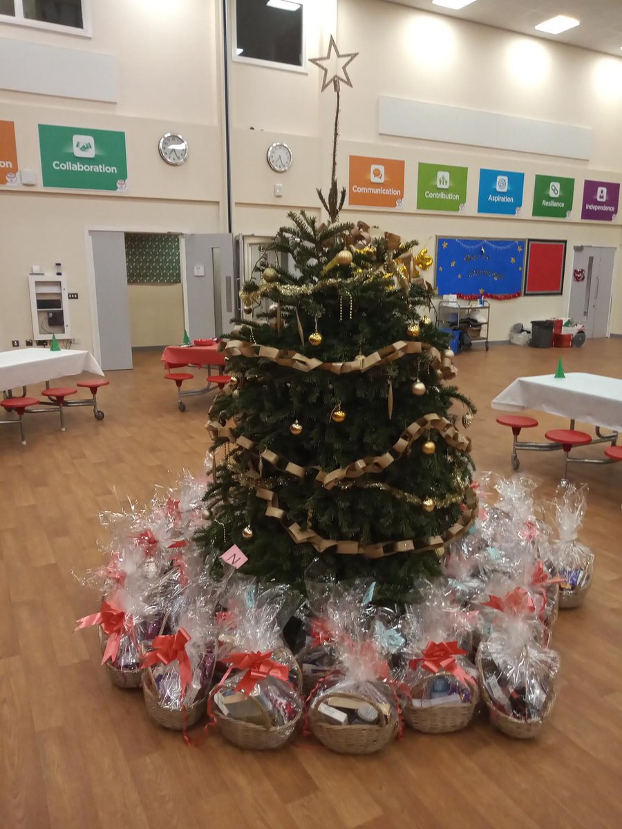 CoventryCrisis's tweet photo. Thank you to the volunteers for making Christmas special for our guests. Members played board games, took part in bingo and quizzes, listened to live music, and enjoyed a delicious Christmas meal. https://t.co/dev1rfcJDi